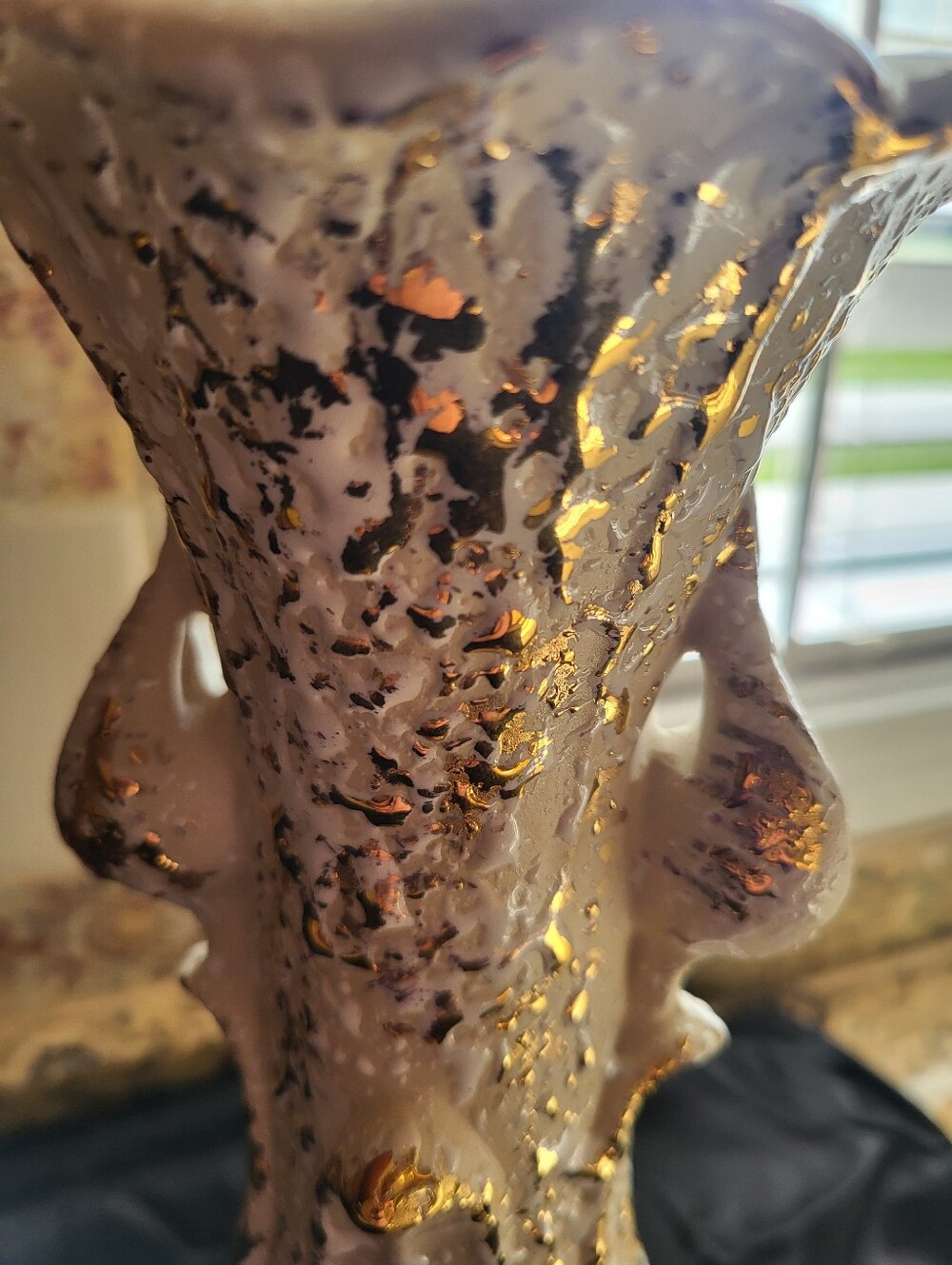 Savory China 12 In. Vase With 24 Kt. Splattered Gold Throughout. - Picture 15 of 16